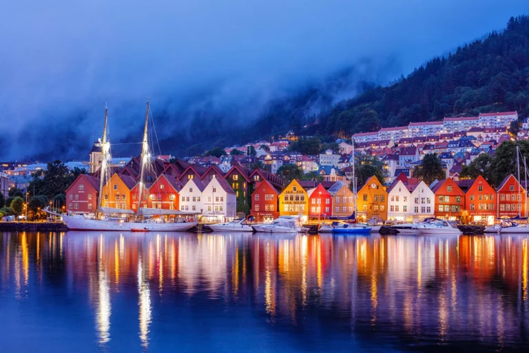 Bergen straat bij nacht met boten in Noorwegen