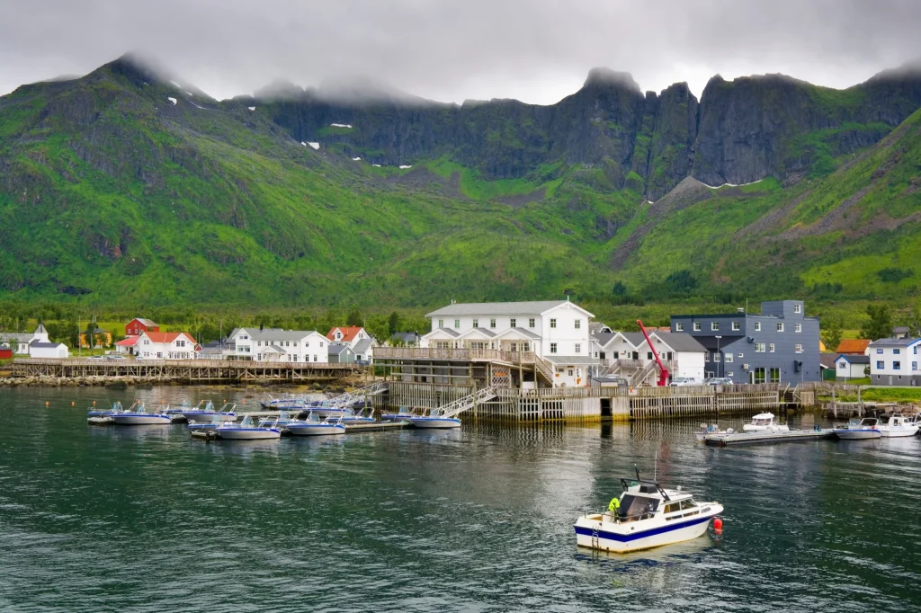 Vue du village de pêcheurs Mefjordvaer dans le Mefjorden, Senja, Norvège