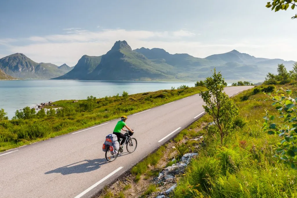 Sykling i Norge i et pittoresk landskap