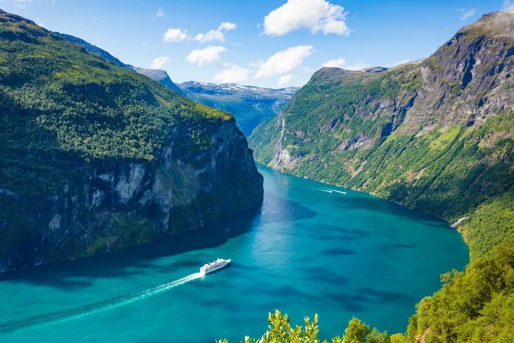 Fjord Geirangerfjord mit Kreuzfahrtschiff, Norwegen.