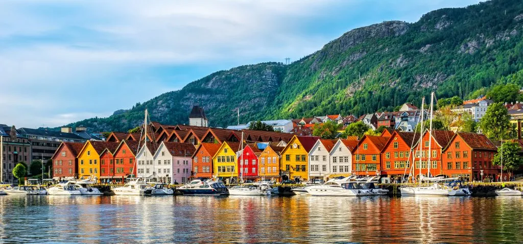 Bergen, Norge. Vy över historiska byggnader i Bryggen- Hanseatiska kajen i Bergen, Norge. UNESCO:s världsarvslista